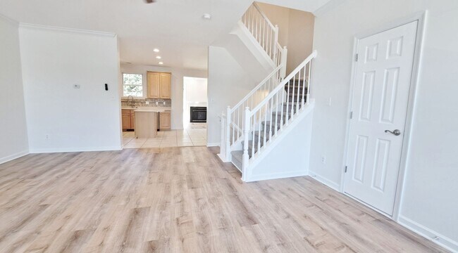 Building Photo - 3 Bed / 2 Full and 2 Half Bath Single Family Townhome