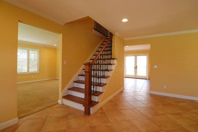 Building Photo - Beautiful Executive Home on the Golf Course