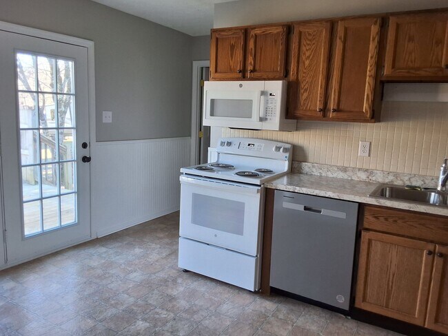 Building Photo - Strawberry Plains, 37871 - 3 bedroom, 2 ba...