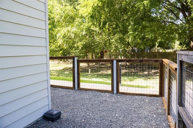 Building Photo - 2505 Thornton Rd