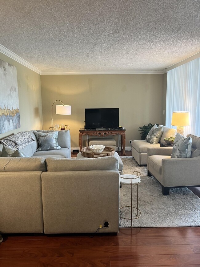 Building Photo - 2455 Lindell Blvd