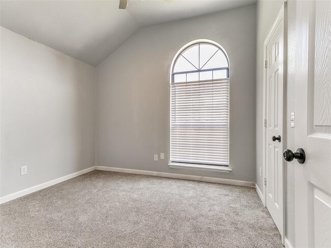 Building Photo - 5612 SE 87th St