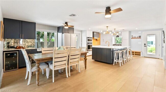 Building Photo - 2736 Riverview Dr