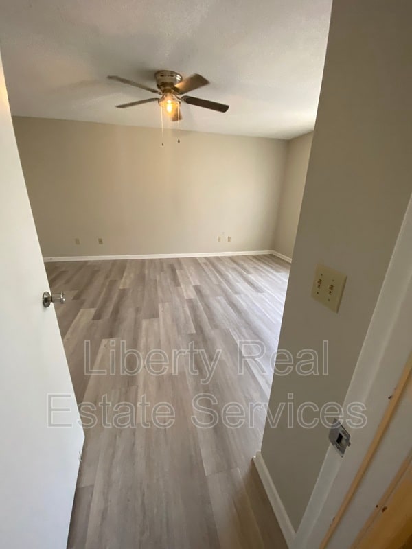 Building Photo - 105 Maid Marian Ct