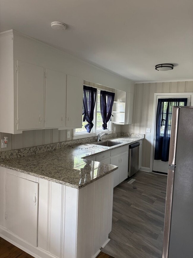 Building Photo - Beautiful brick home, Fully fenced in yard!!