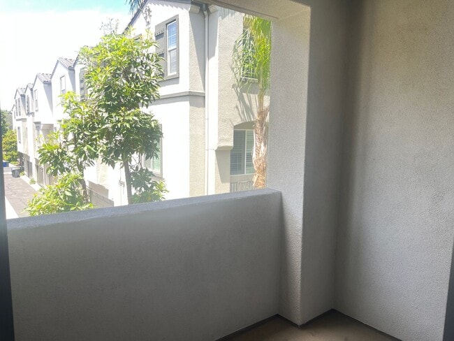 Building Photo - 2bd/2.5ba Townhouse with A/C in San Elijo ...