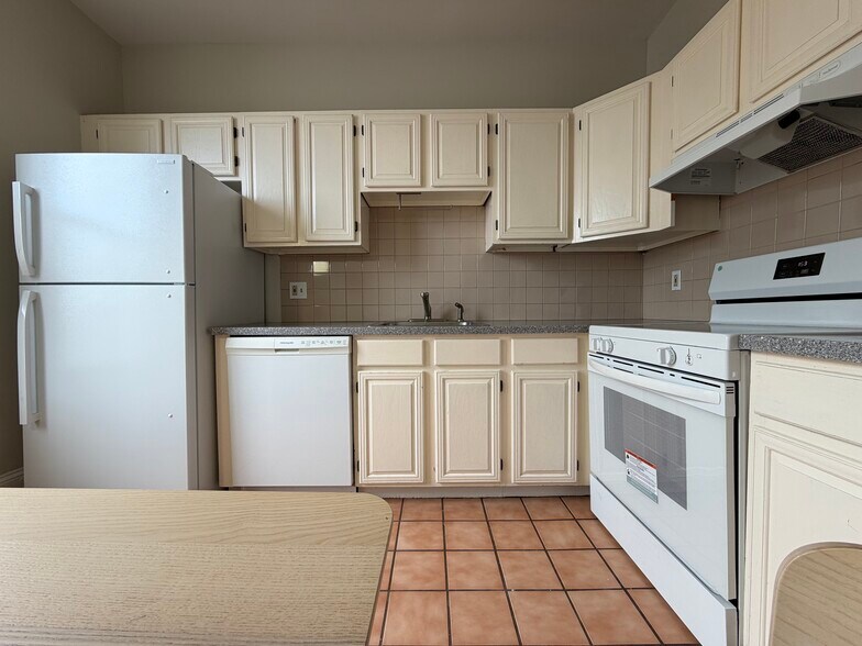 Building Photo - 367 Somerville Ave