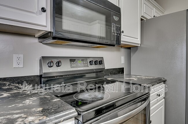 Building Photo - 2051 Sylvan Lake Dr