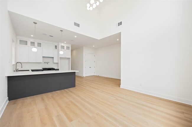 Building Photo - 422 E 41st St