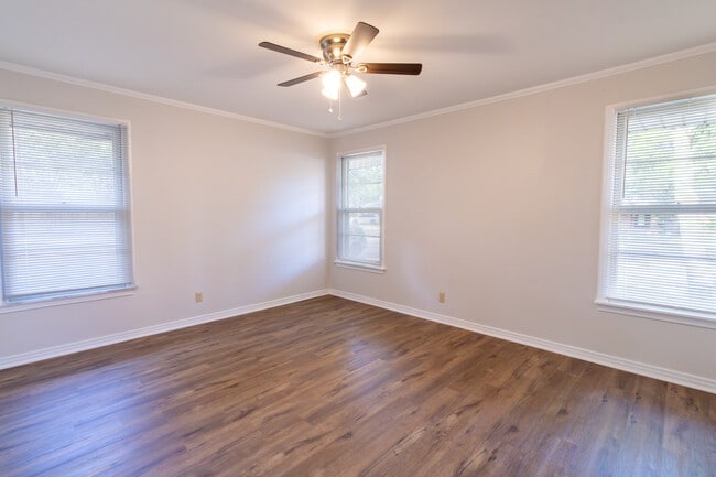 Building Photo - 2400 Hampstead Ln