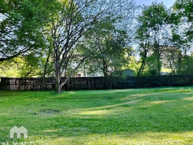 Building Photo - 247 Roxbury Dr