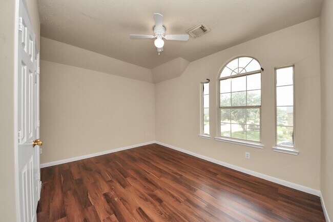 Building Photo - 530 Majestic Ridge Dr