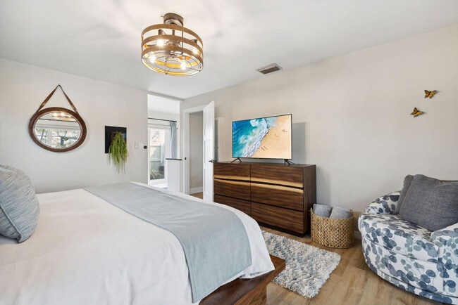 Building Photo - 12 Fairway Dr