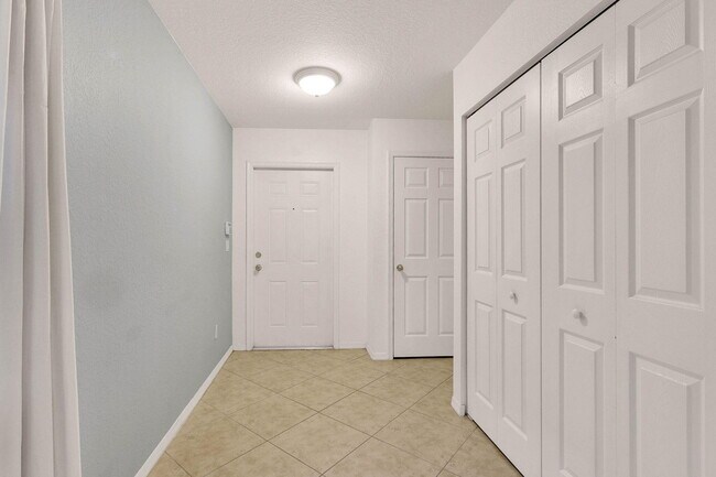 Building Photo - 2988 SE Lexington Lakes Dr