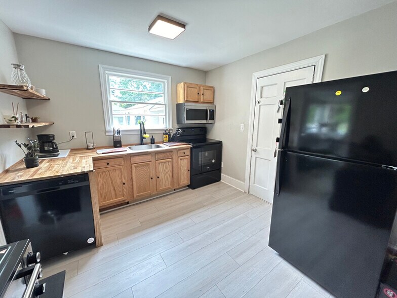 Building Photo - 1102 Rumar St