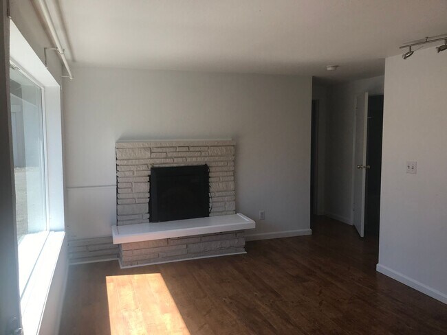 Building Photo - For Rent: Charming 2 Bed 1 Bath Home in th...