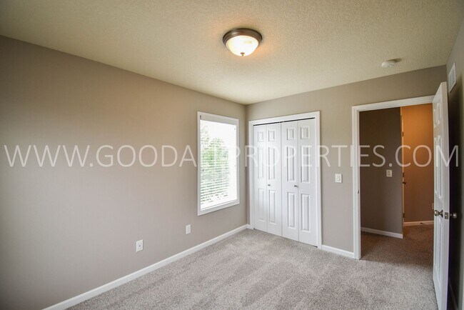 Building Photo - 3 Bedroom 2 Bath Townhome end unit in Glenn Village!!!