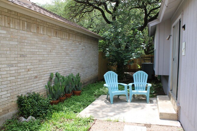 Building Photo - 3-BEDROOM IN CASTLE HILLS FOREST
