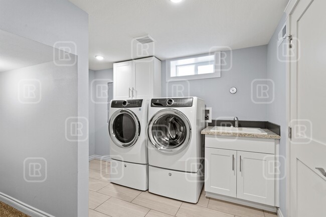 Building Photo - 414 W 29th Ave