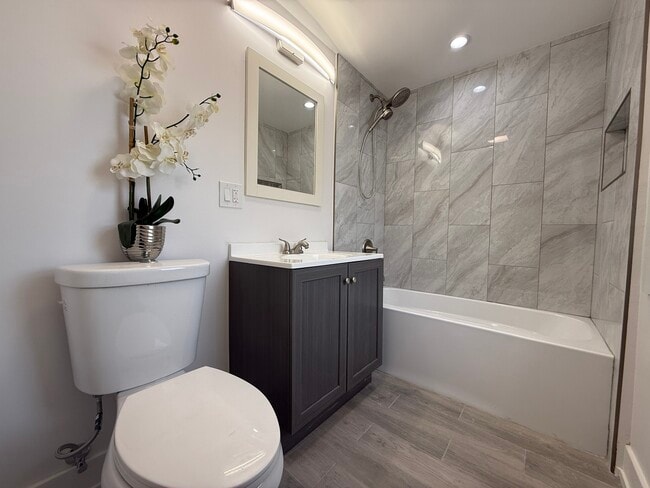 Building Photo - 9304 S Justine St