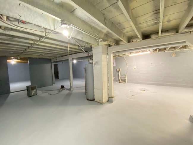 Building Photo - 3 Bed Home Available NOW