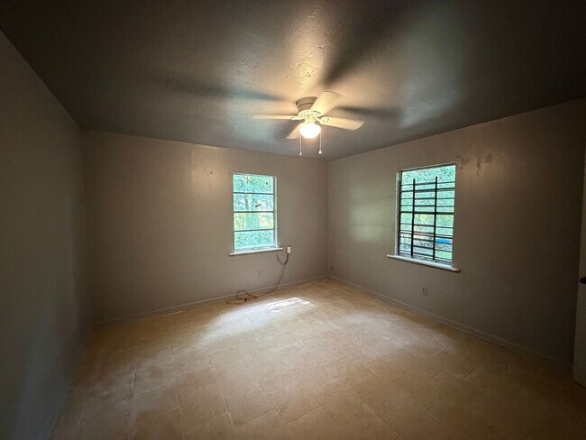 Building Photo - Spacious Two Bedroom Home