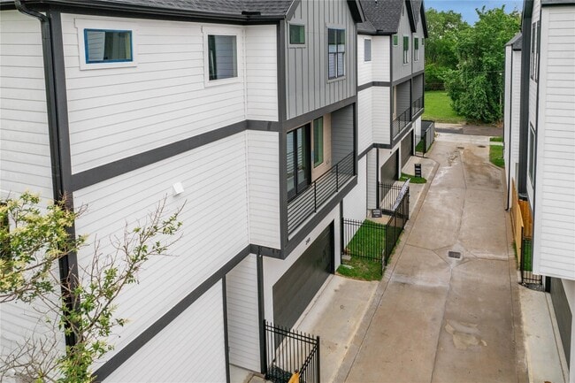 Building Photo - 2811 Anita St