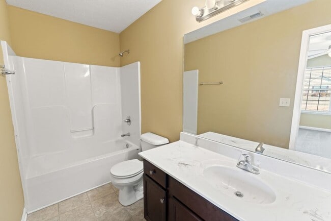 Building Photo - 3 bedroom 2 bath house for rent in abeautiful neighborhood.