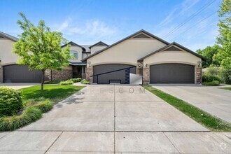 Building Photo - Large Riverdale 4 Bedroom 3.5 Bathroom Tow...