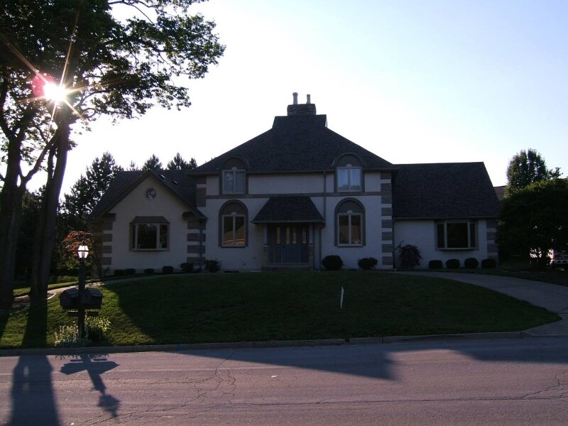 Building Photo - 2055 Old Falls Dr