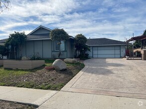 Building Photo - East Ventura Home with a large park-like b...