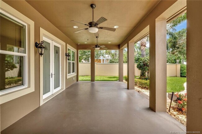 Building Photo - 311 SE Cardinal Way