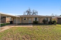 Building Photo - 110 S Oak Dr