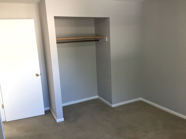 Building Photo - Amazing 2 Bed/1 Bath apartment in the hear...