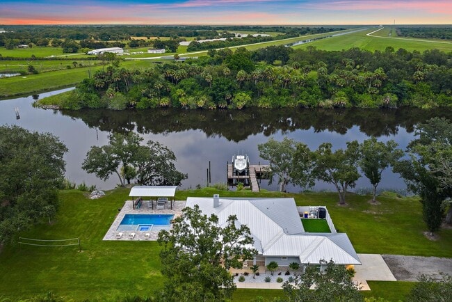 Building Photo - 12955 SW Kanner Hwy