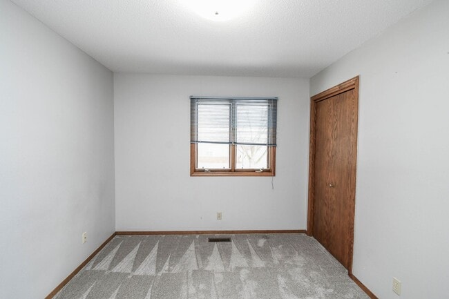 Building Photo - Spacious 5-Bedroom Split-Level in Southwest Sioux Falls with 4-Season Room & Fenced Yard!