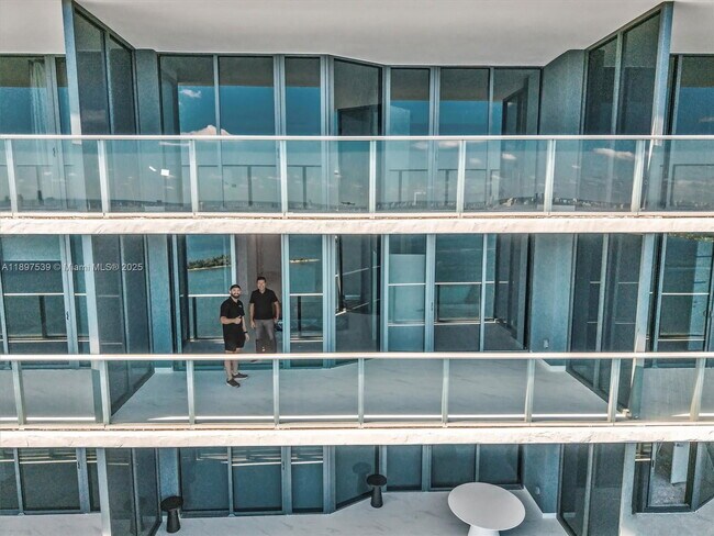 Building Photo - 700 NE 24th St