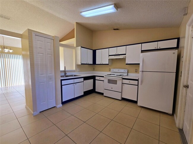 Building Photo - 5100 Heatherstone Dr