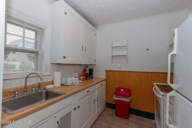 Building Photo - 461 N Main St