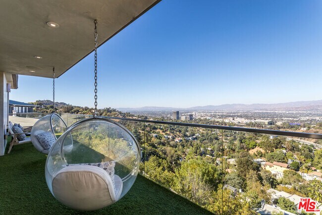 Building Photo - 7177 Pacific View Dr