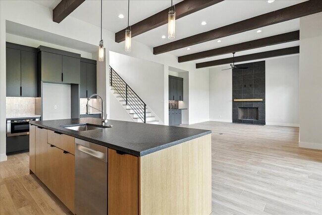 Building Photo - 512 Cowal Dr S