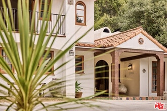 Building Photo - 3268 Serra Rd