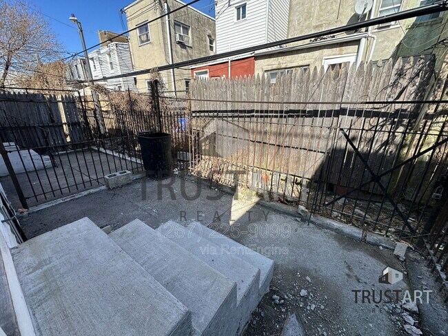 Building Photo - 1841 E Clementine St