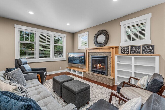 Building Photo - Grand Northwest Crossing Home. Fully furnished monthly rental. Walk to Compass Park. All Utilitie...