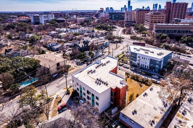 Building Photo - 3000 Duval St