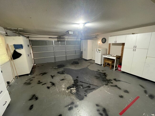 Building Photo - Oroville-Furnished-Turnkey-3 bedroom 2 bath home, hot tub, gazebo, landscaped yard, solar