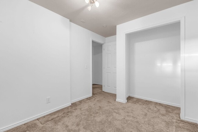 Building Photo - 5BR Sandy Home w/ NEW Flooring, Huge Basement & Large Backyard