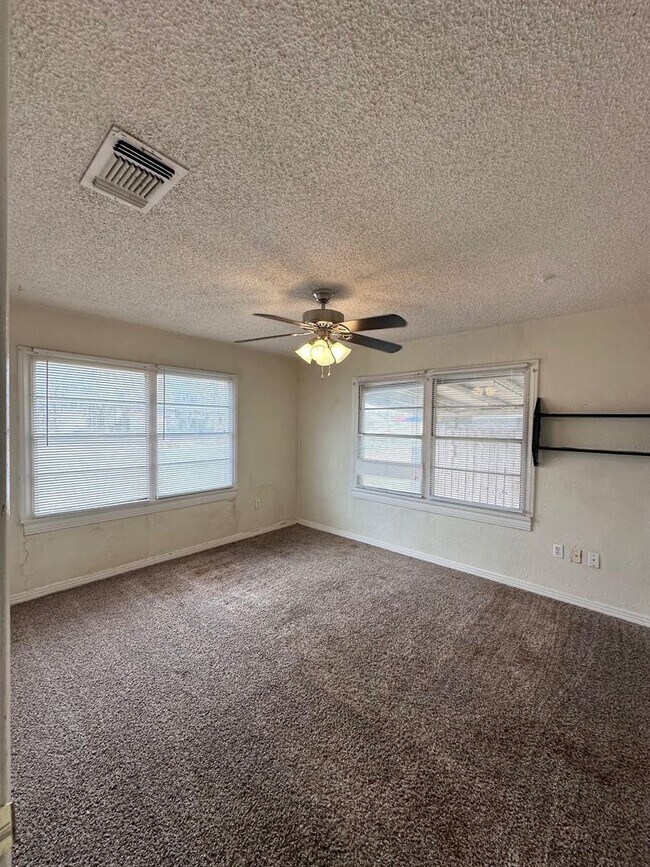 Building Photo - 3 Bedroom 2 Bathroom Ready to Rent!