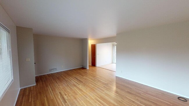 Building Photo - Multnomah Village - Single Level, Large Ya...