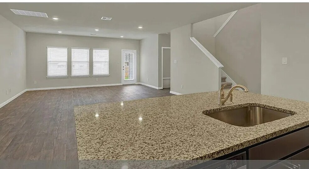 Building Photo - Room in House on Bethpage Dr